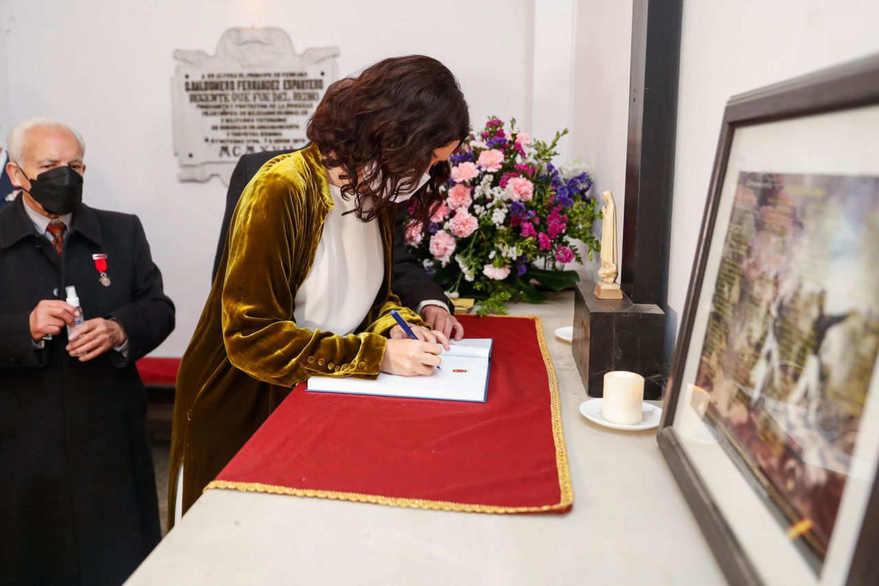 Ayuso preside la ofrenda floral a los Héroes del 2 de Mayo en el Cementerio de la Florida