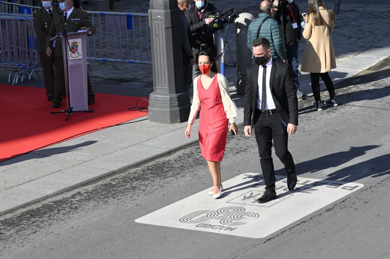 La delegada del Gobierno en la Comunidad de Madrid, María de las Mercedes González Fernández, a su llegada a la celebración del Día de la Comunidad de Madrid