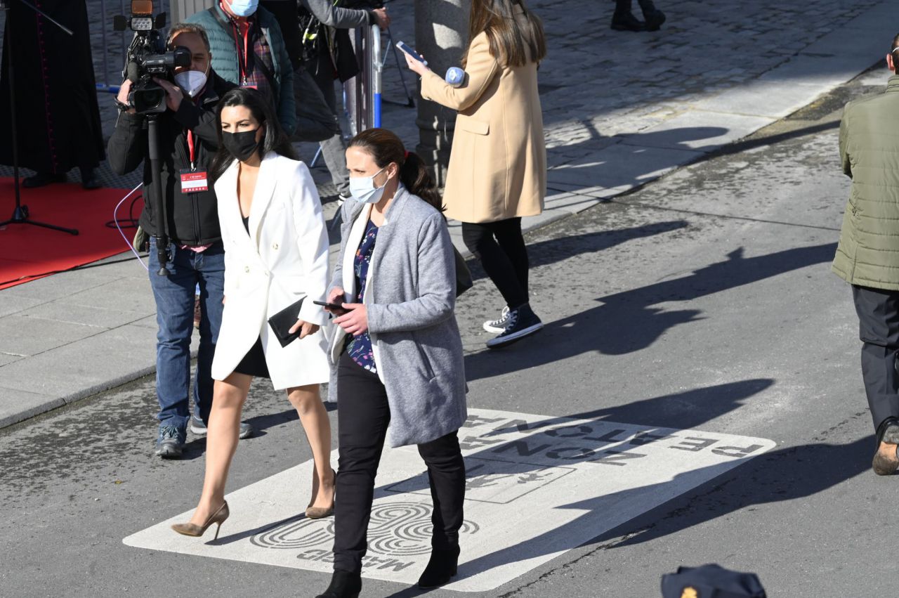 Mónica Garcia, candidata de Más Madrid a la presidencia de la Comunidad de Madrid junto a Rocio Monasterio, candidata de Vox, a la llegada al acto Institucional por el Día de la Comunidad de Madrid
