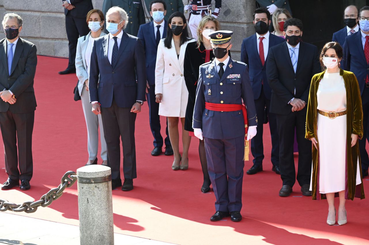 El gobierno regional junto a los portavoces de los grupos parlamentarios de la Asamblea de Madrid durante la pascua militar celebrada en la Puerta del Sol por el Día de la Comunidad de Madrid