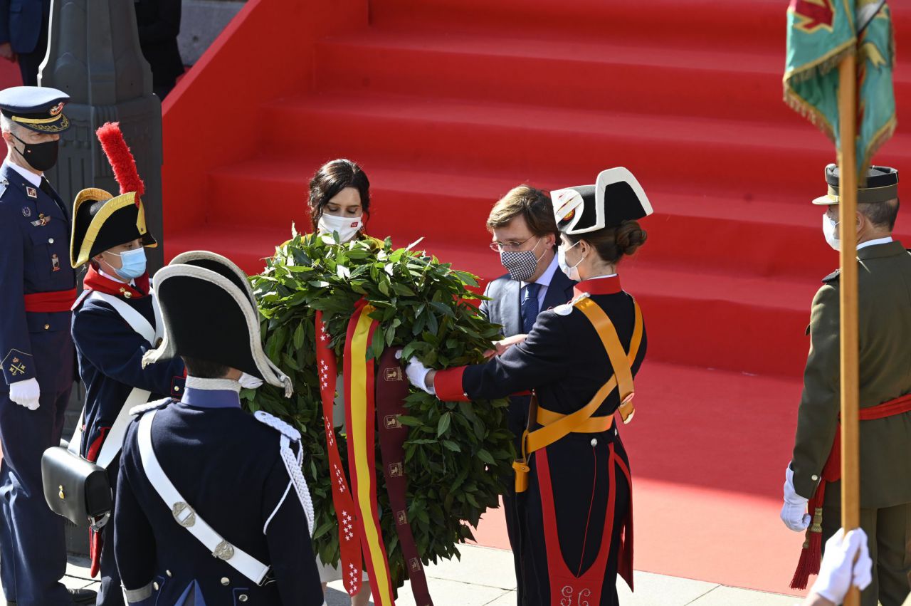 Isabel Díaz Ayuso, presidenta de la Comunidad de Madrid, y José Luis Martínez Almeida, alcalde de Madrid, junto al homenaje a los fallecidos en el 11M