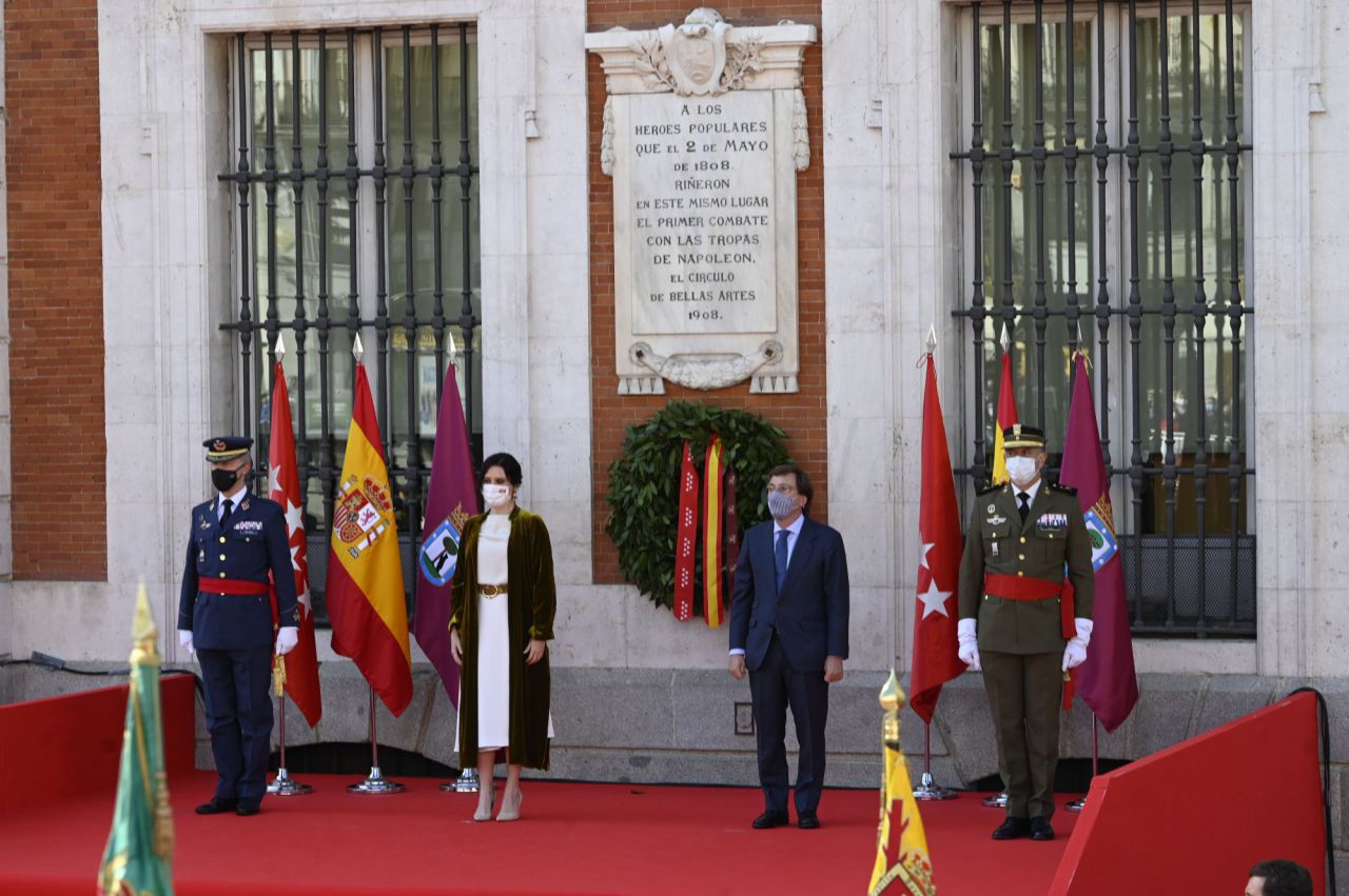 Isabel Díaz Ayuso, presidenta de la Comunidad de Madrid, y José Luis Martínez Almeida, alcalde de Madrid, junto al homenaje a los fallecidos en el 11M