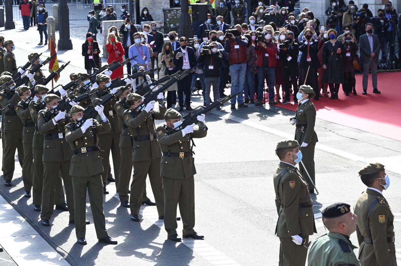 Desfile militar que rinde homenaje a los héroes del 2 de Mayo en la Puerta del Sol