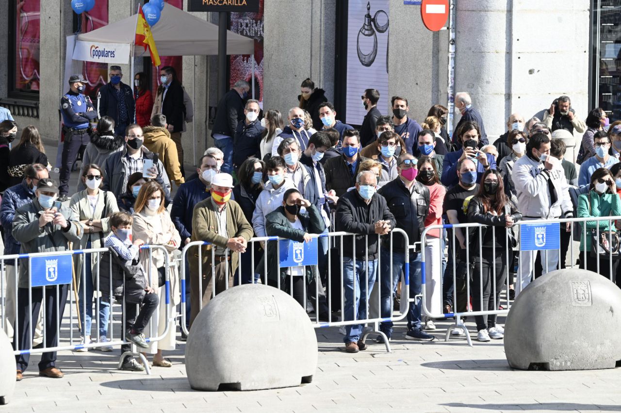 Desfile militar que rinde homenaje a los héroes del 2 de Mayo en la Puerta del Sol