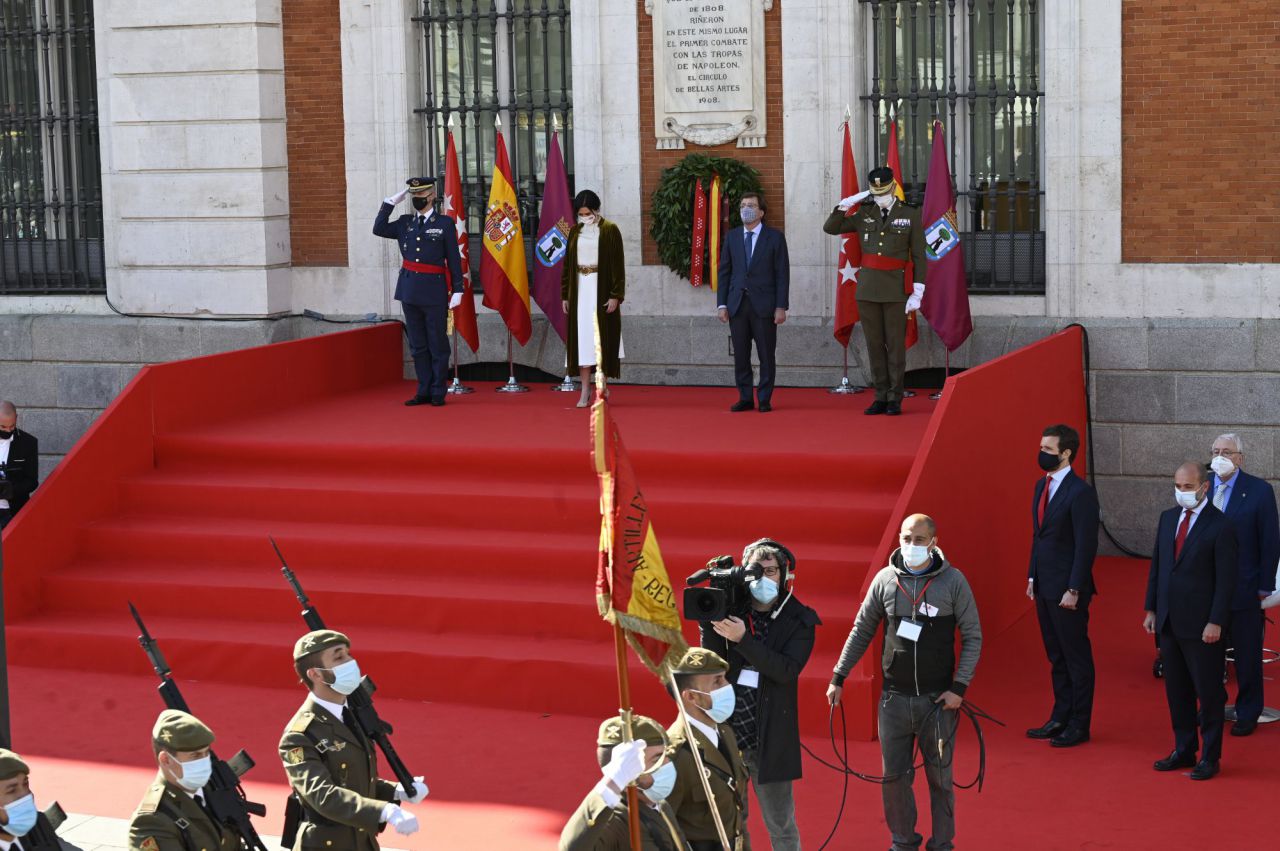 Desfile militar que rinde homenaje a los héroes del 2 de Mayo en la Puerta del Sol