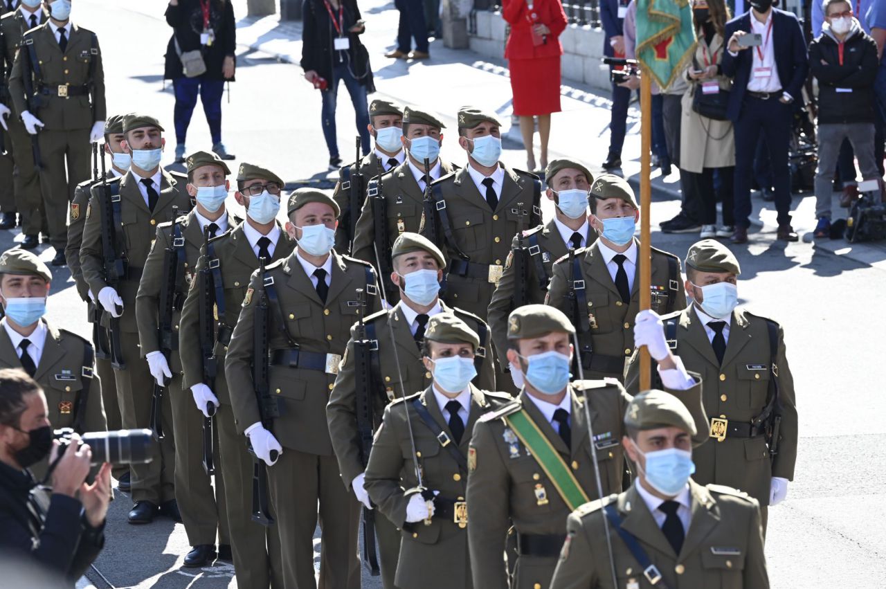 Desfile militar que rinde homenaje a los héroes del 2 de Mayo en la Puerta del Sol