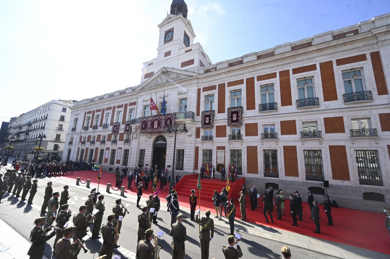 Desfile militar que rinde homenaje a los héroes del 2 de Mayo en la Puerta del Sol