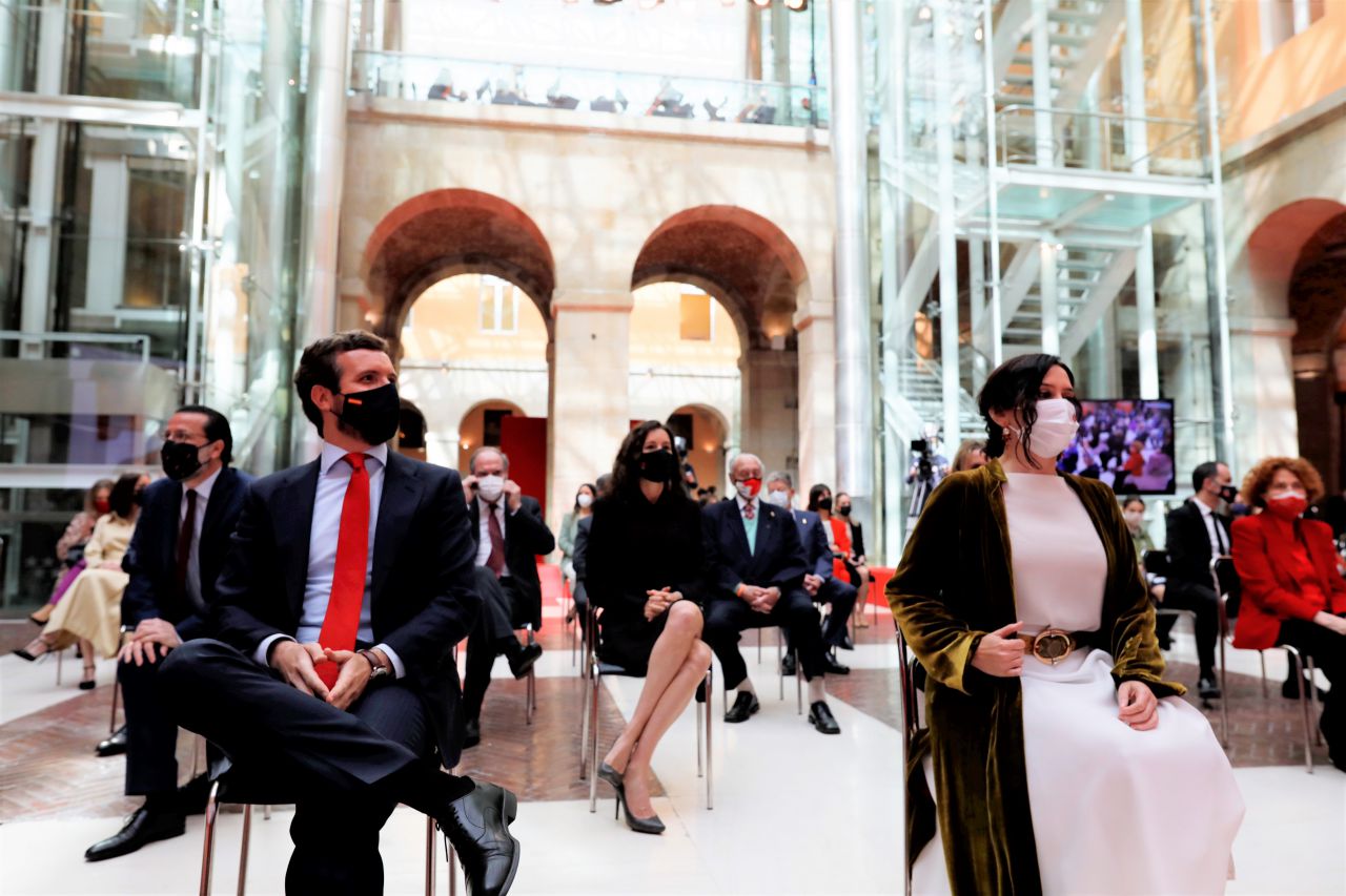Pablo Casado, líder del PP, junto a la presidenta de la Comunidad de Madrid, Isabel Díaz Ayuso, durante el celebración del Día de la Comunidad de Madrid 