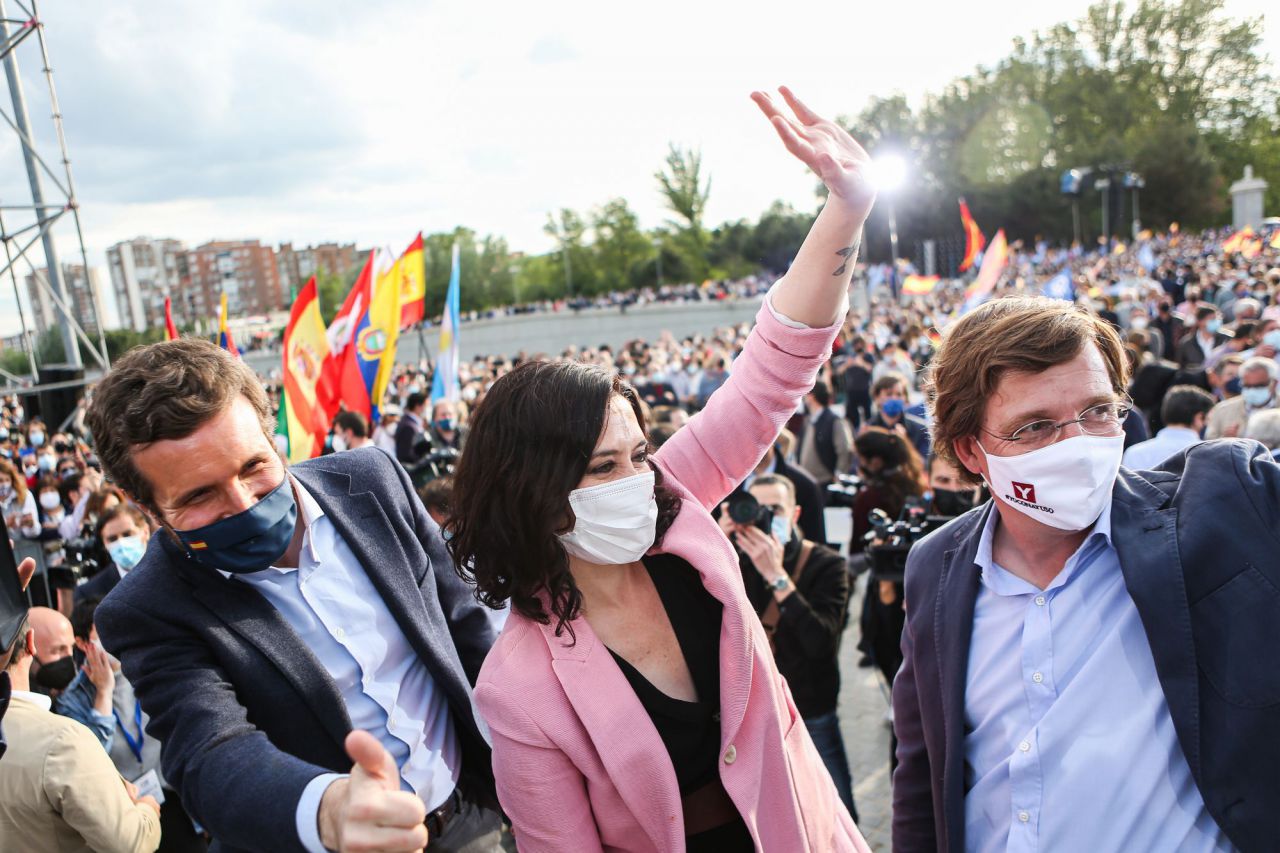 Isabel Díaz Ayuso, presidenta de la Comunidad de Madrid y candidata a la reelección, junto al líder del Partido Popular, Pablo Casado, y el alcalde de Madrid, José Luis Martínez Almeida, en el acto de cierre de campaña