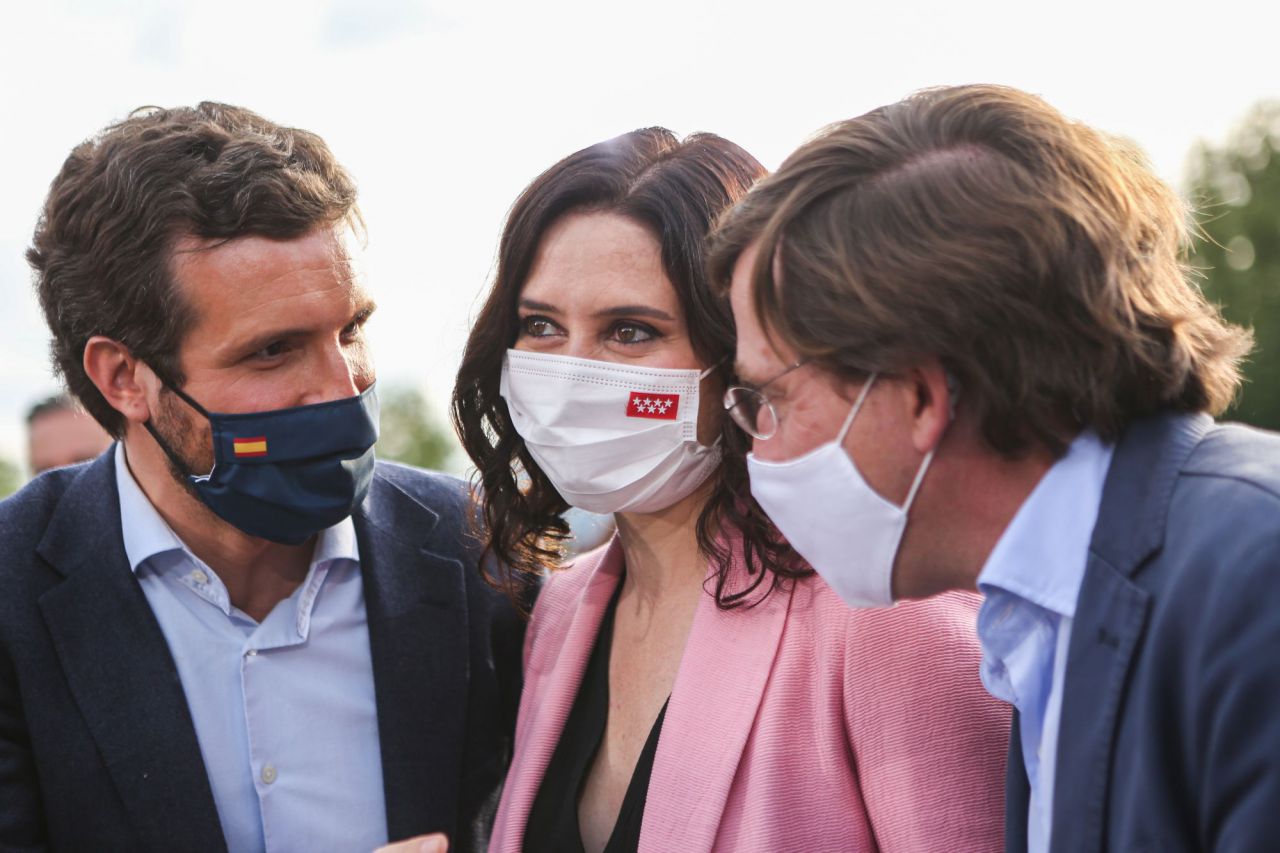 Isabel Díaz Ayuso, presidenta de la Comunidad de Madrid y candidata a la reelección, junto al líder del Partido Popular, Pablo Casado, y el alcalde de Madrid, José Luis Martínez Almeida, en el acto de cierre de campaña
