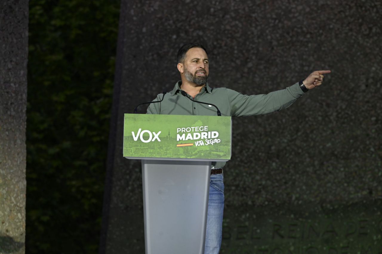 Santiago Abascal, presidente de Vox, durante el acto de cierre de campaña electoral en la plaza de Colón