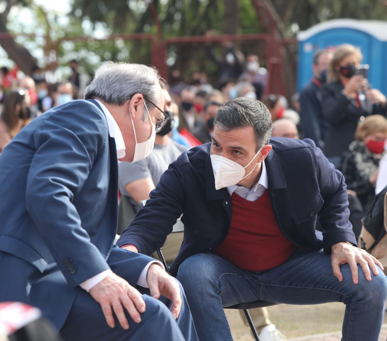 Ángel Gabilondo, candidato del PSOE a la presidencia de la Comunidad de Madrid, junto a Pedro Sánchez, presidente del Gobierno y secretario general del PSOE, en el acto de cierre de campaña