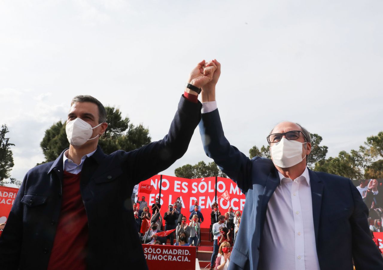 Ángel Gabilondo, candidato del PSOE a la presidencia de la Comunidad de Madrid, junto a Pedro Sánchez, presidente del Gobierno y secretario general del PSOE, en el acto de cierre de campaña
