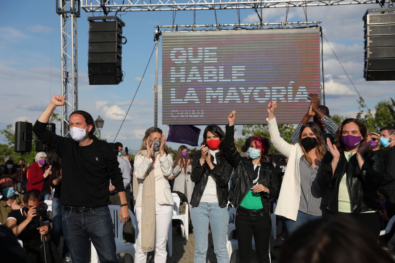 Pablo Iglesias, candidato de Unidas Podemos a la presidencia de la Comunidad de Madrid, junto a la ministra de Trabajo, Yolanda Díaz, y a miembros de la formación morada en el último acto de campaña