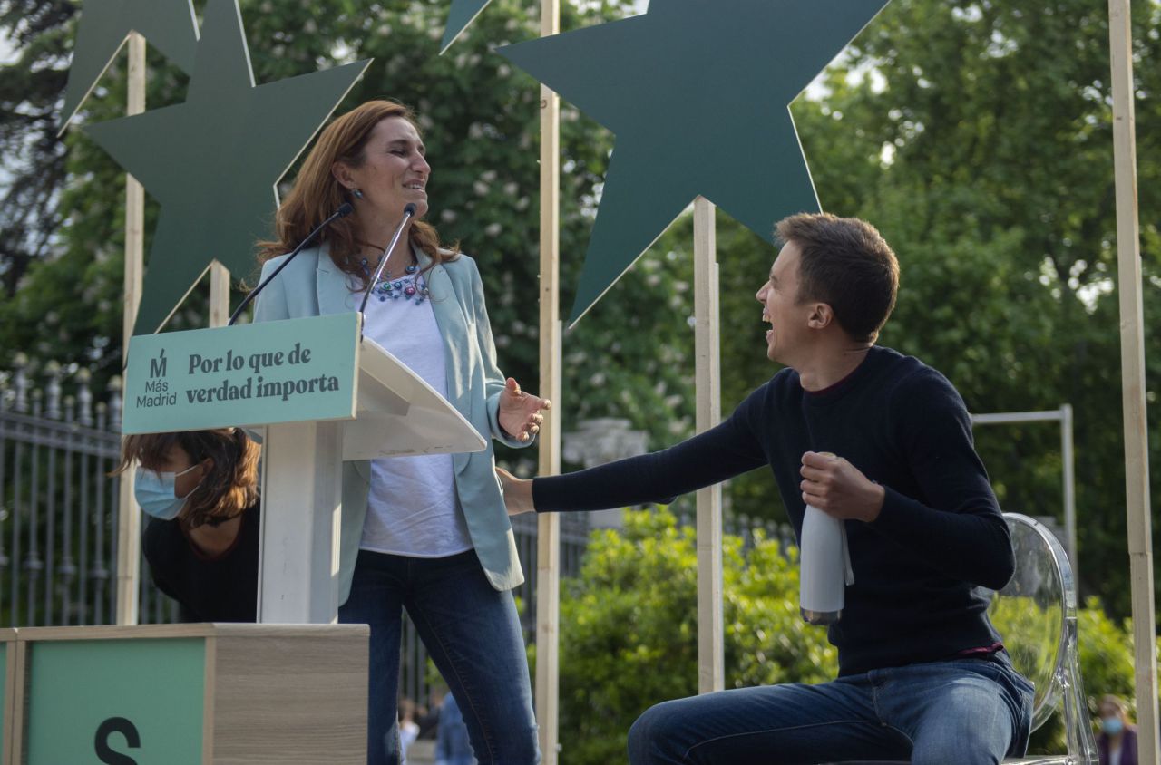La candidata de Más Madrid, Mónica García, junto a Íñigo Errejón durante el acto de cierre de campaña