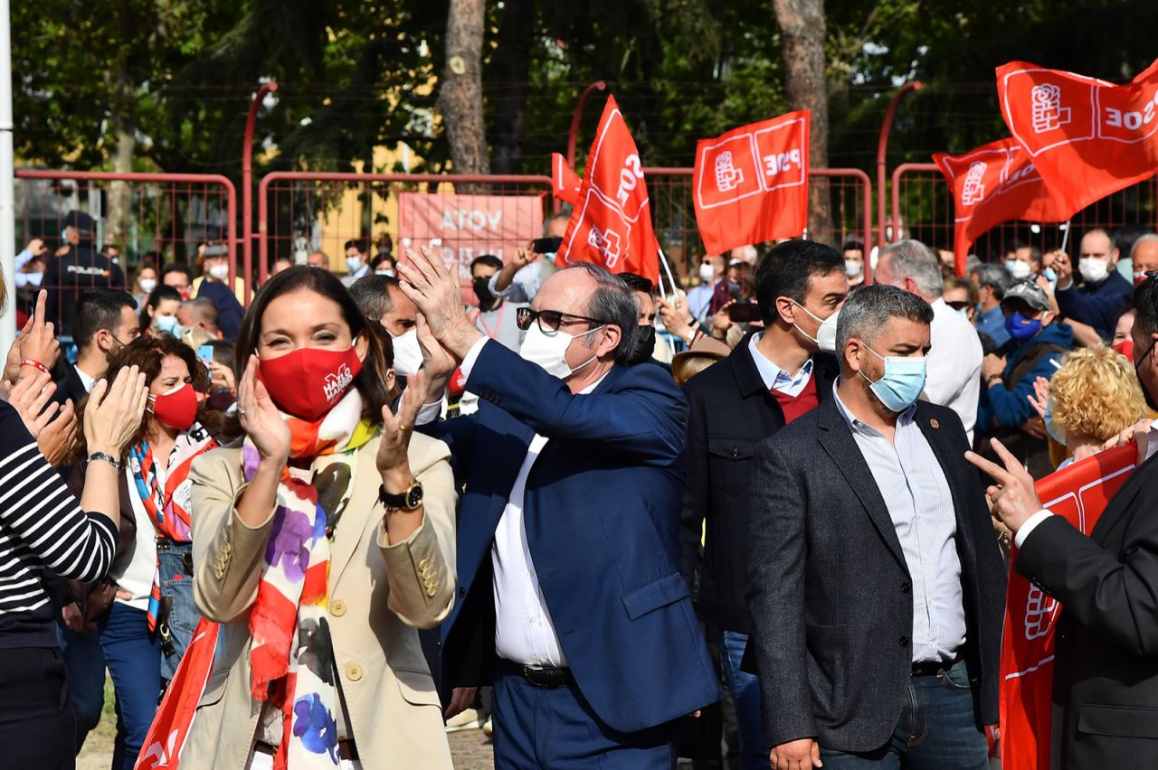 La ministra de Industria, Reyes Maroto, y el candidato del PSOE a la presidencia de la Comunidad de Madrid, Ángel Gabilondo, en el acto de cierre de la campaña electoral
