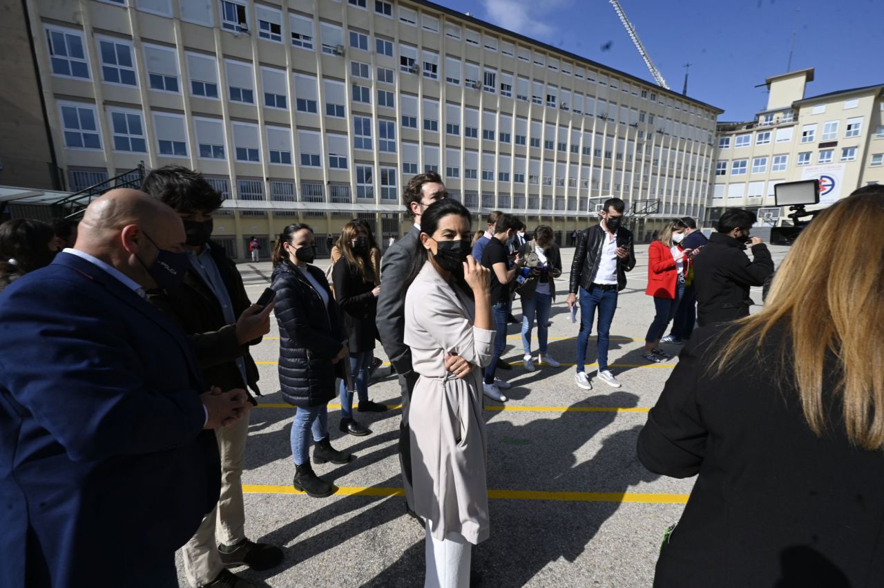 La candidata a la Presidencia de la Comunidad por Vox, Rocío Monasterio, esperando para votar