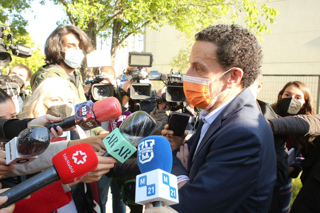 El candidato a la Presidencia por Ciudadanos, Edmundo Bal, ejerce su derecho al voto