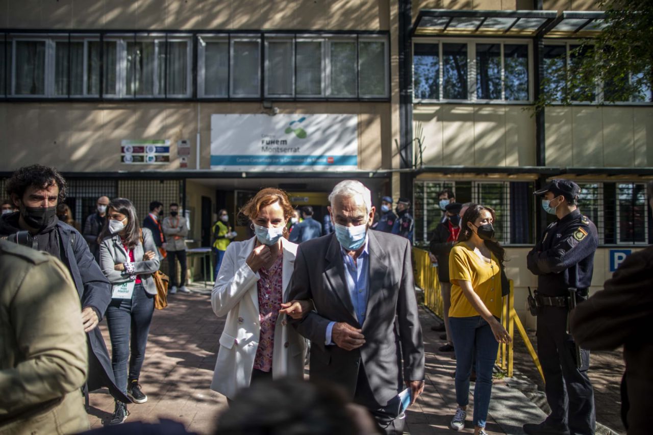 La candidata a la Presidencia por Más Madrid, Mónica García, acompaña a su padre a votar