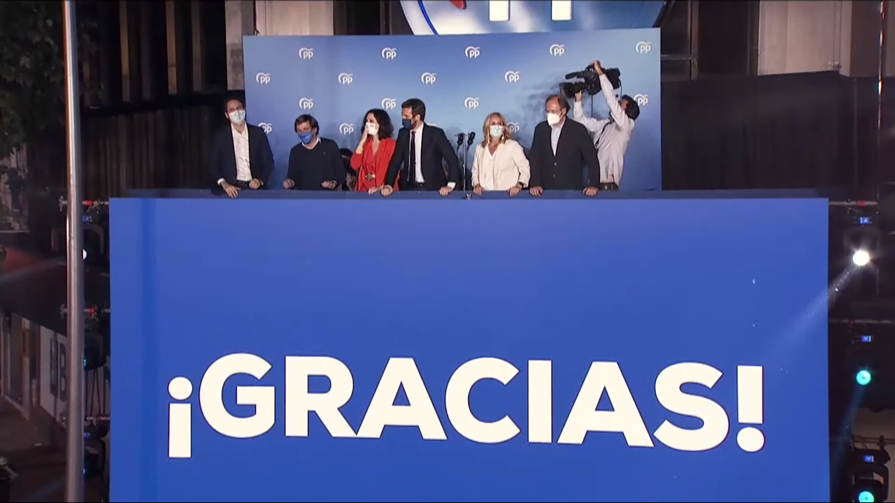 El Partido Popular celebra los resultados electorales en el balcón de Génova.