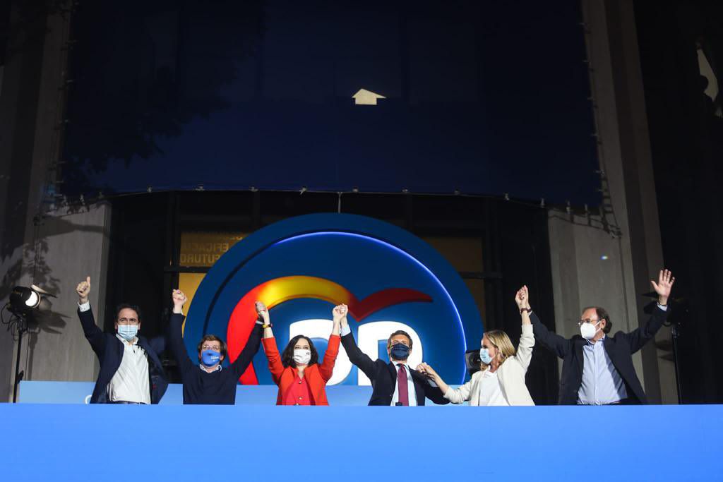El Partido Popular celebra los resultados en el balcón de Génova.