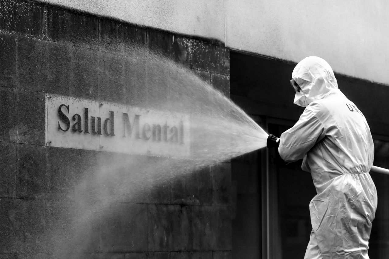  Un miembro de la UME participa en las labores de desinfección del centro de salud La Calzada II. Gijón, 21 de marzo, 2020