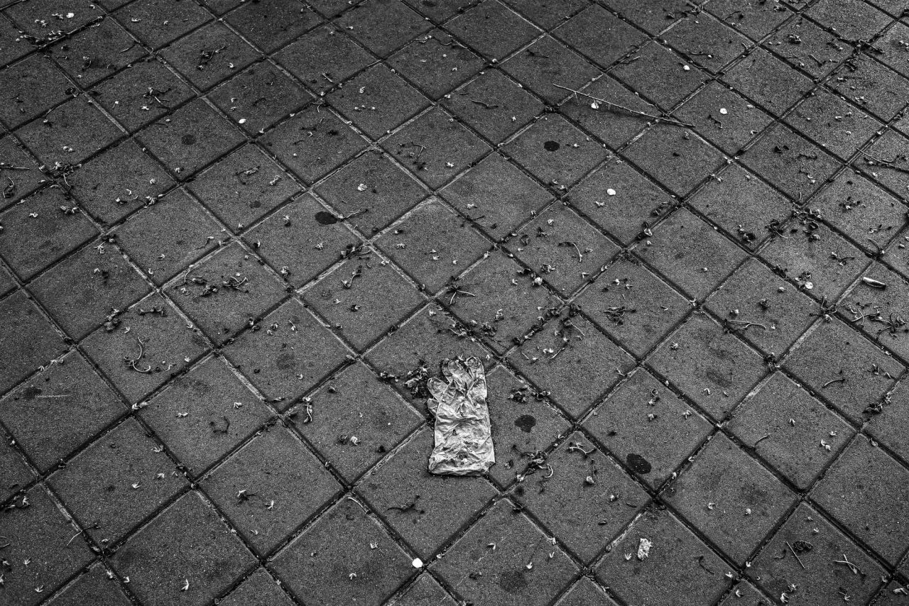 Vida diaria en las calles de Madrid durante los primeros di?as del confinamiento por la pandemia del Covid-19. Los guantes desechados formaban parte del paisaje cotidiano de la ciudad. Madrid, 2020