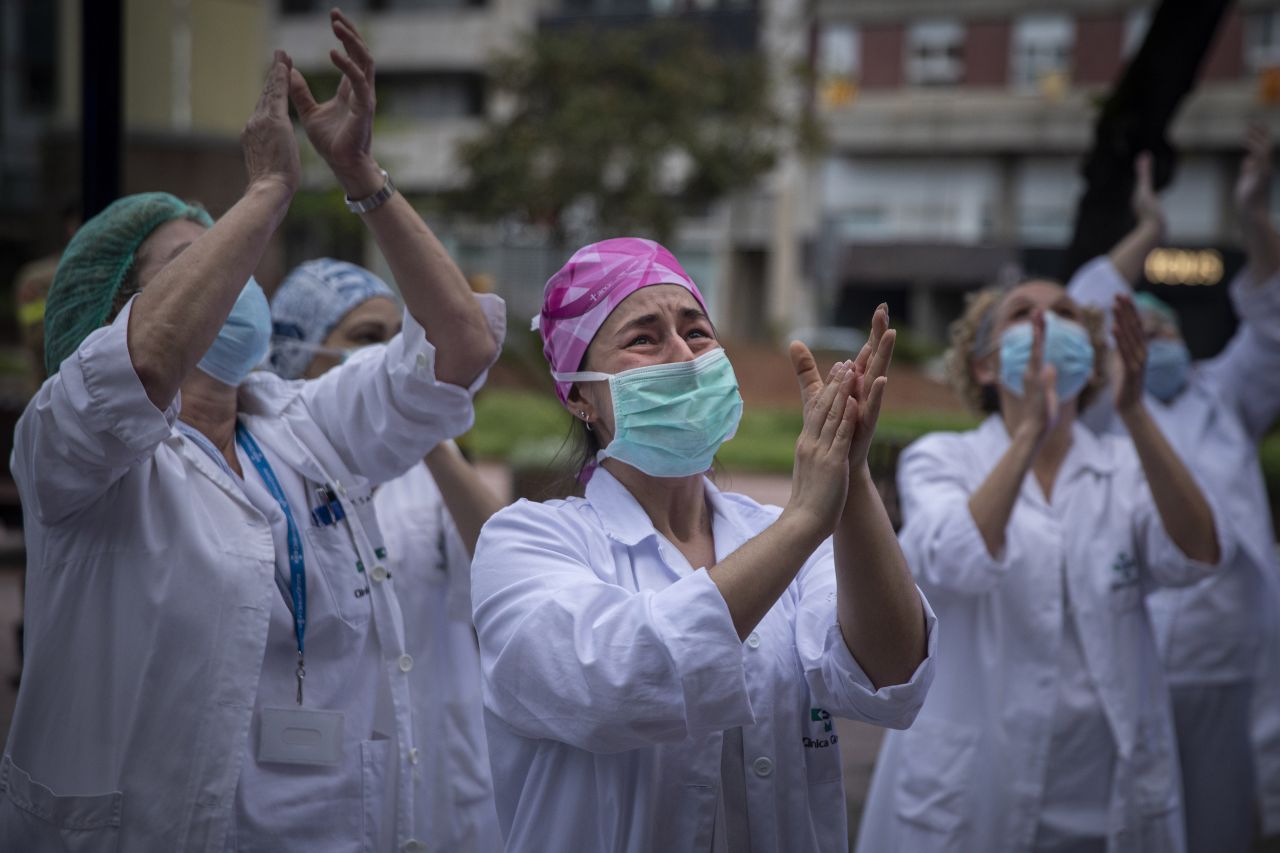 Una enfermera de la clínica Girona se emociona durante los minutos de aplausos que les dedican los vecinos a diario, desde que comenzó la pandemia, a las 20h., como agradecimiento y reconocimiento a la gran labor que desempeña el personal sanitario.