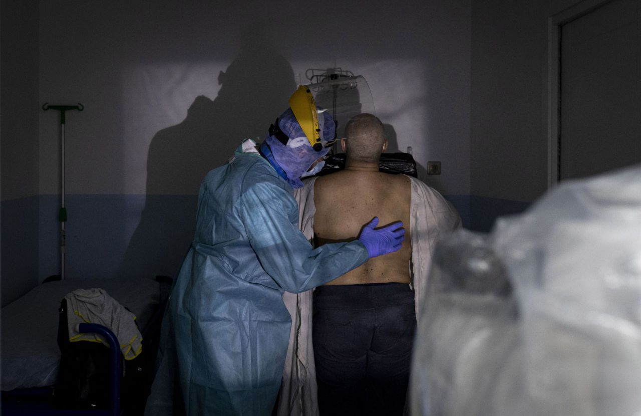 El Hospital Provincial de Castelló es el centro de referencia en oncología de la provincia. La pandemia ha obligado a realizar un gran esfuerzo a toda la plantilla para adaptarse a las medidas de seguridad sin dejar de atender a sus pacientes cuyos tratamientos son -en muchos casos- inaplazables. Castelló, 29 de abril de 2020.