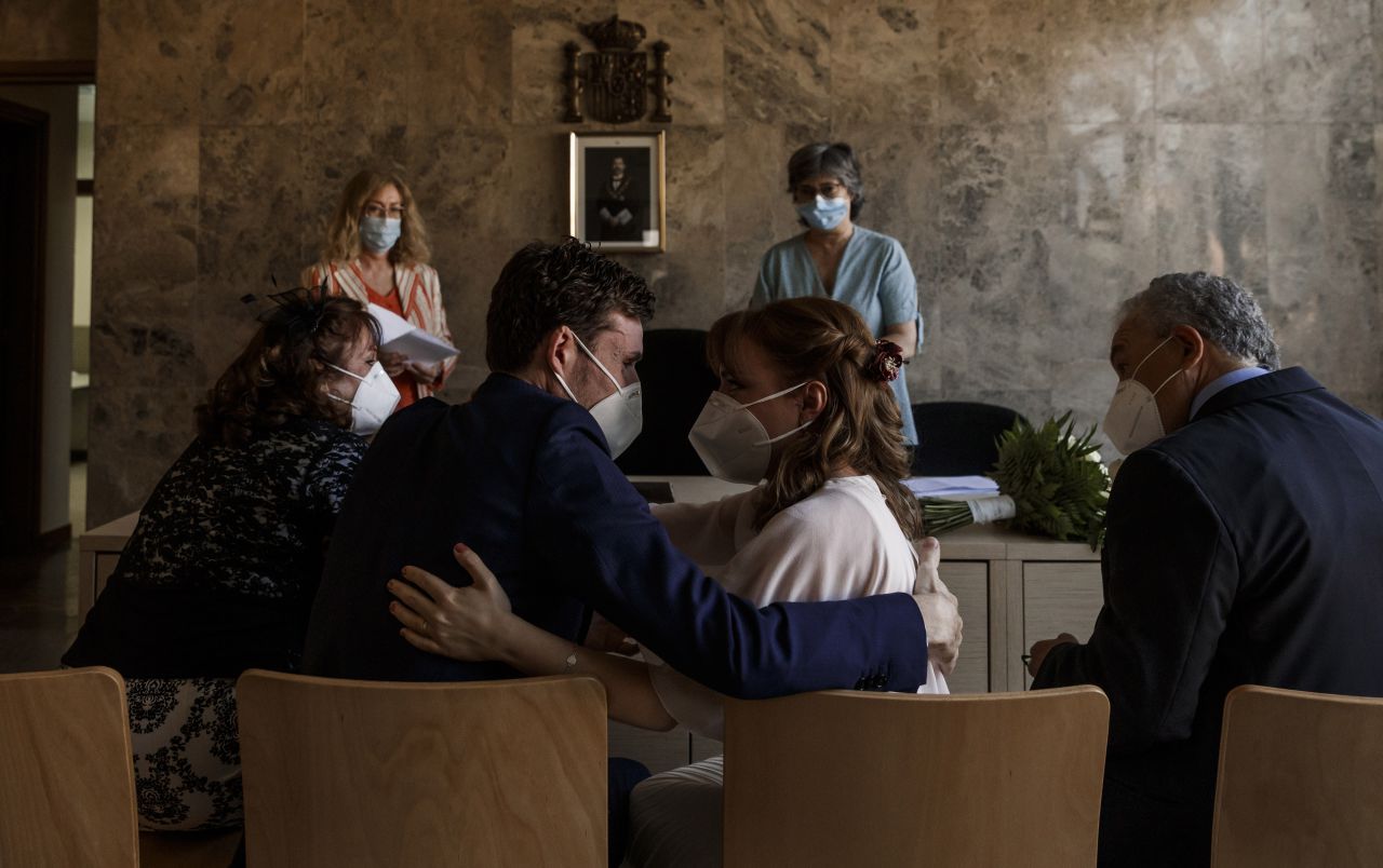 Amanda y David se casaron el 5 de junio, el mismo di?a en que David cumpli?a 35 an?os. Durante la pandemia le detectaron un ca?ncer en estado terminal. Fallecio? el 11 de julio. Madrid, 5 de junio, 2020. 