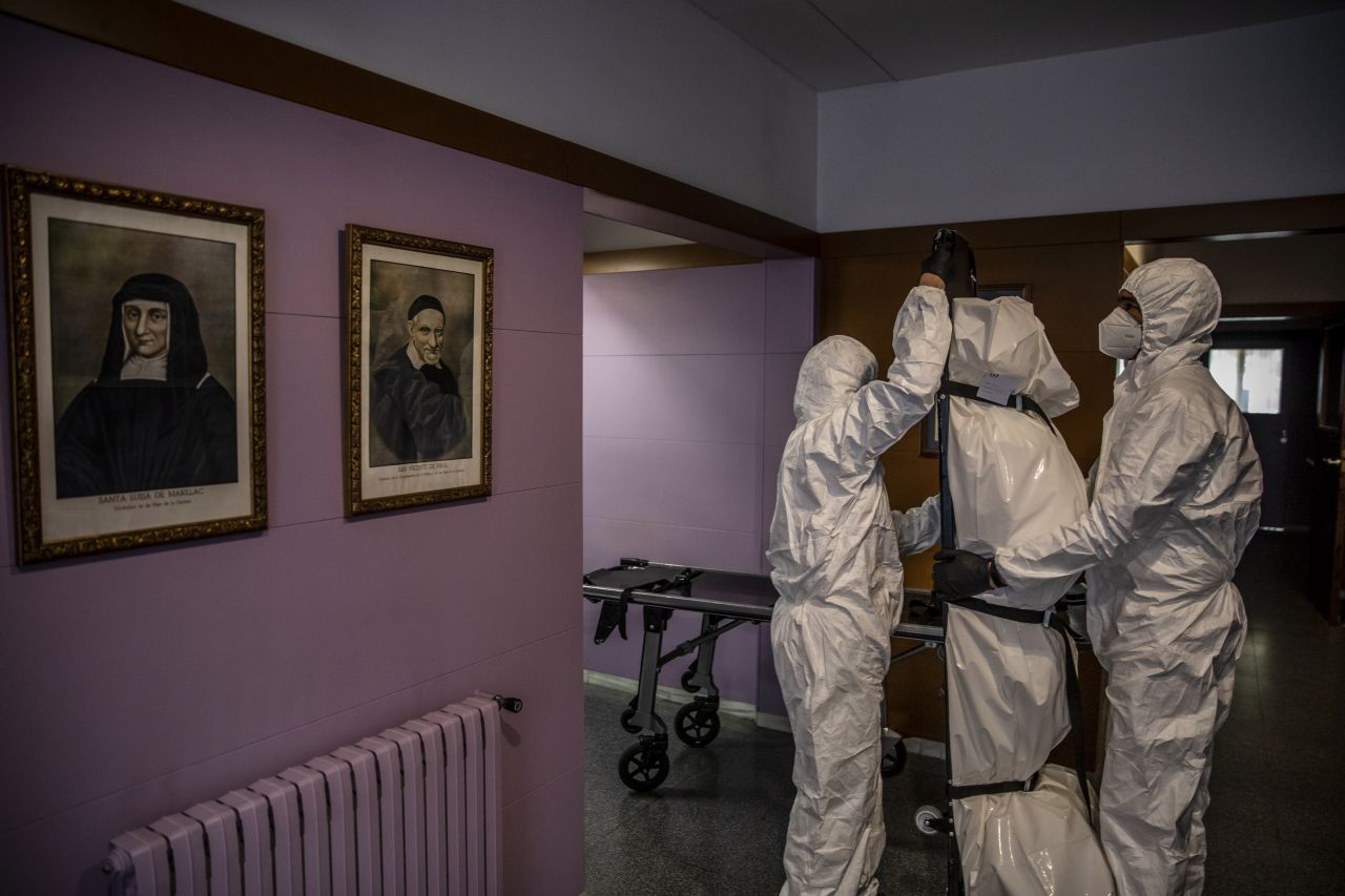 Trabajadores de la empresa de servicios funerarios Mémora retiran el cuerpo de Teodora Ros Plana, sor Ros, de 103 años, fallecida por covid-19 en el convento Llar Verge de Gracia. Barcelona, 5 de octubre, 2020.