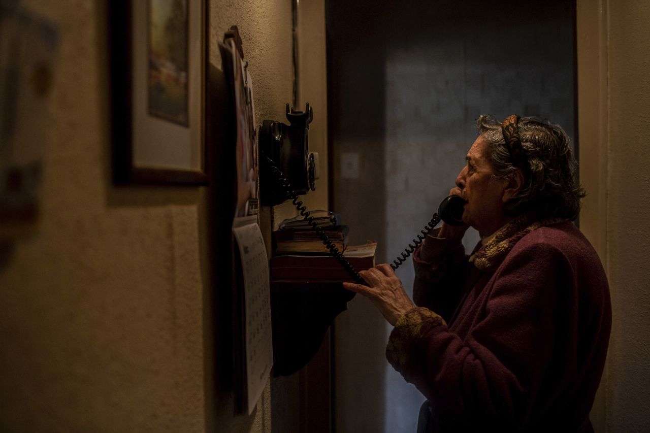 María intenta llamar a su prima de Zaragoza, la única familiar que le queda con vida. Su prima insiste en que vaya con ella, pero María responde que no se irá hasta que vuelva a ver a José, su amigo y compañero de piso, ingresado por Covid-19 en un centro sanitario de Barcelona, Cataluña, 15 de abril, 2020.
