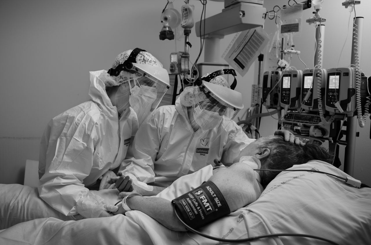 La Doctora Inés Lipperheide y la enferma Gema Martín intentan convencer a una paciente Covid de la UCI del Hospital de Puerta de Hierro que siga luchando por su vida, aunque no albergan muchas esperanzas de que puedan salvarle. La amenaza de una tercera ola de la pandemia, a medida que se acercan las navidades y junto a la aparición de la nueva cepa del virus de la Covid-19 en Reino Unido, mantiene en vilo a la comunidad médica. Se estima que la pandemia ha causado en España más de 70.000 fallecidos,? de los cuales más de 50.000 han sido confirmados mediante la prueba de PCR. La gran mayoría eran personas mayores de 65 años.? Según un estudio de seroprevalencia el 5% de la población española había sido infectada por el virus hasta junio. Madrid, 21 de Diciembre 2020. 