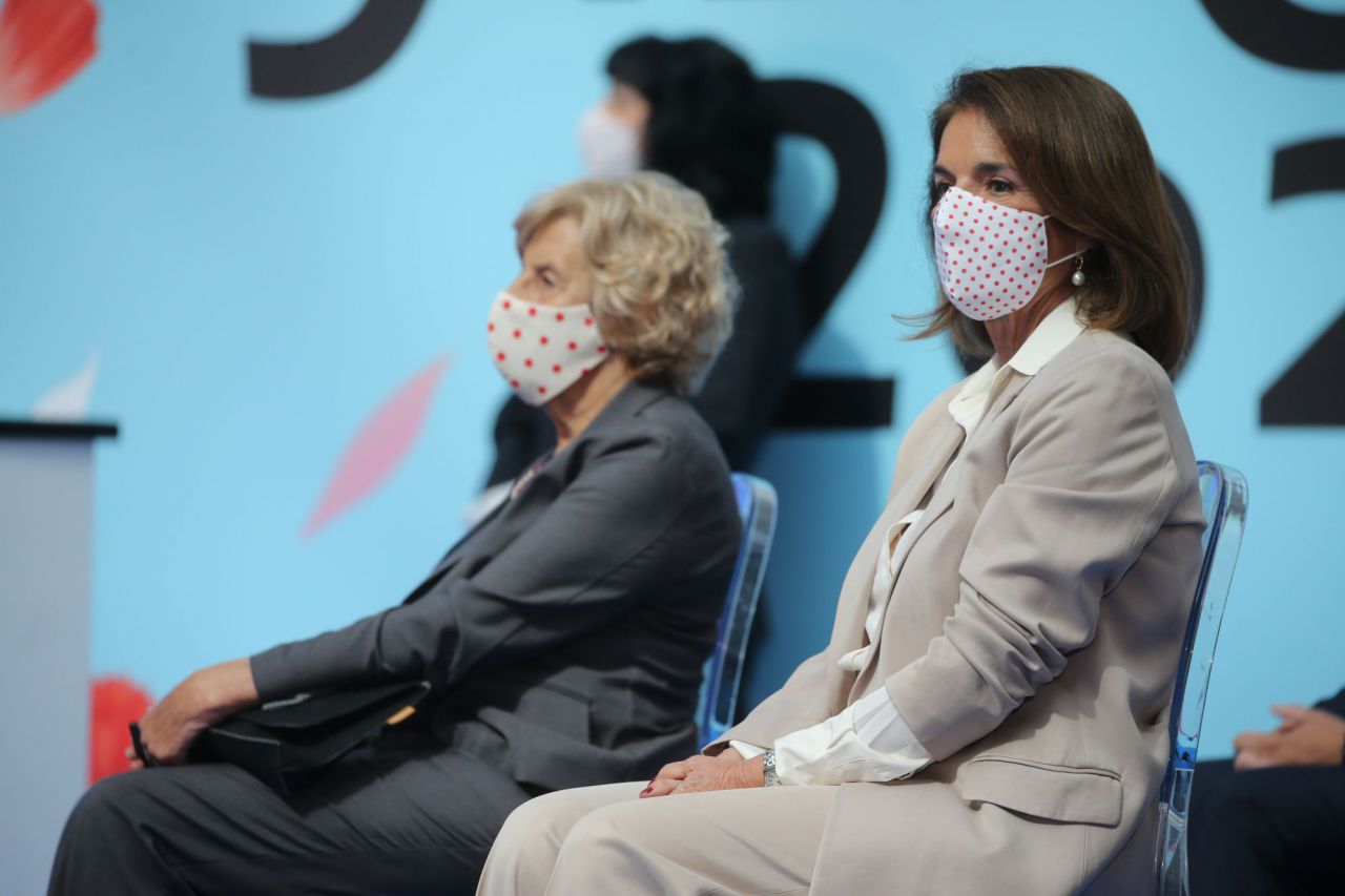 Las exalcaldesas de Madrid Manuela Carmena (i), y Ana Botella, durante el acto de entrega de las Medallas de Honor, Oro y Plata del Ayuntamiento de Madrid con motivo de la festividad de San Isidro