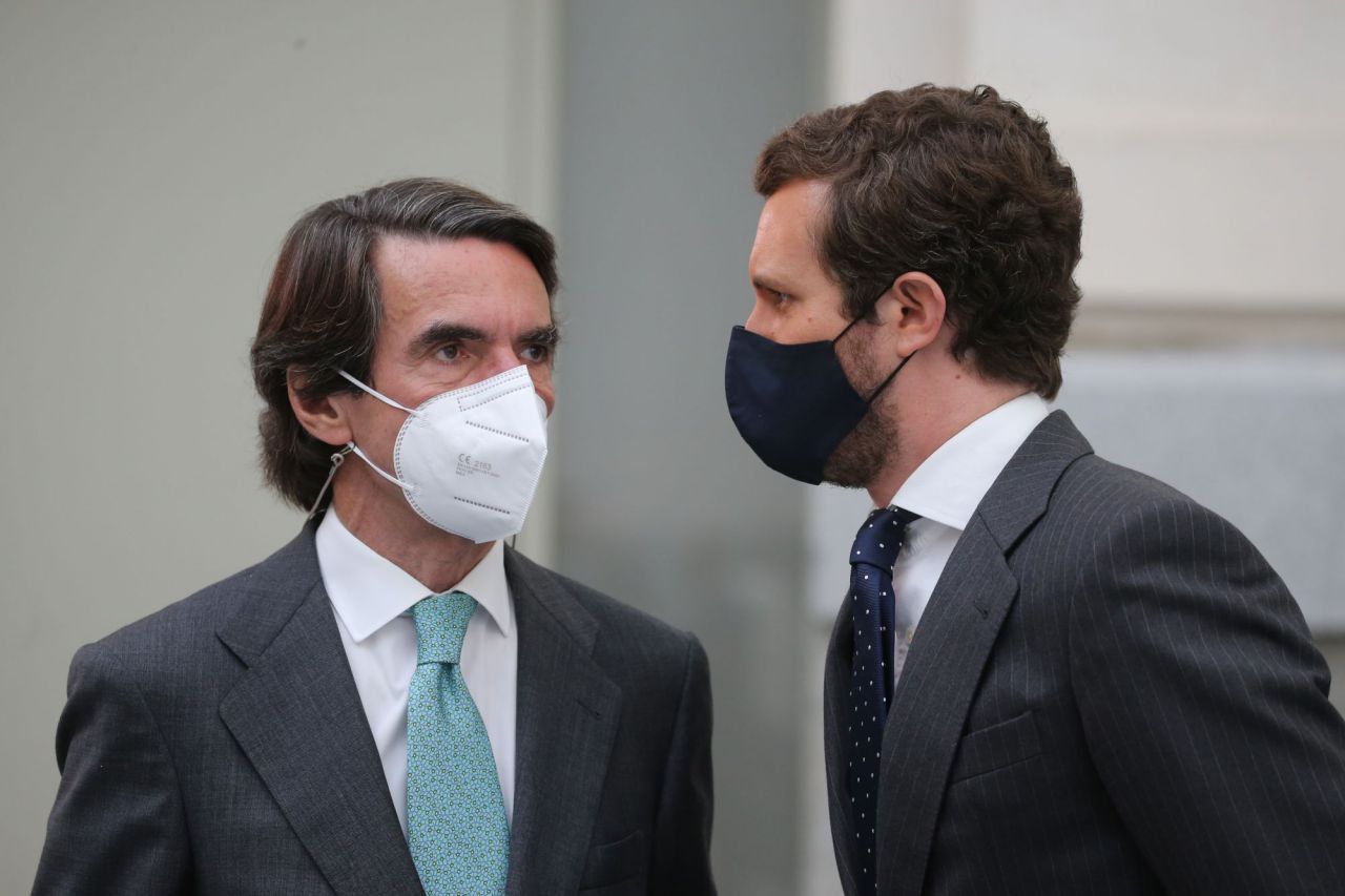  El expresidente del Gobierno y presidente del IADG, José María Aznar, conversa con el líder del PP, Pablo Casado, durante el acto de entrega de las Medallas de Honor, Oro y Plata del Ayuntamiento de Madrid con motivo de la festividad de San Isidro