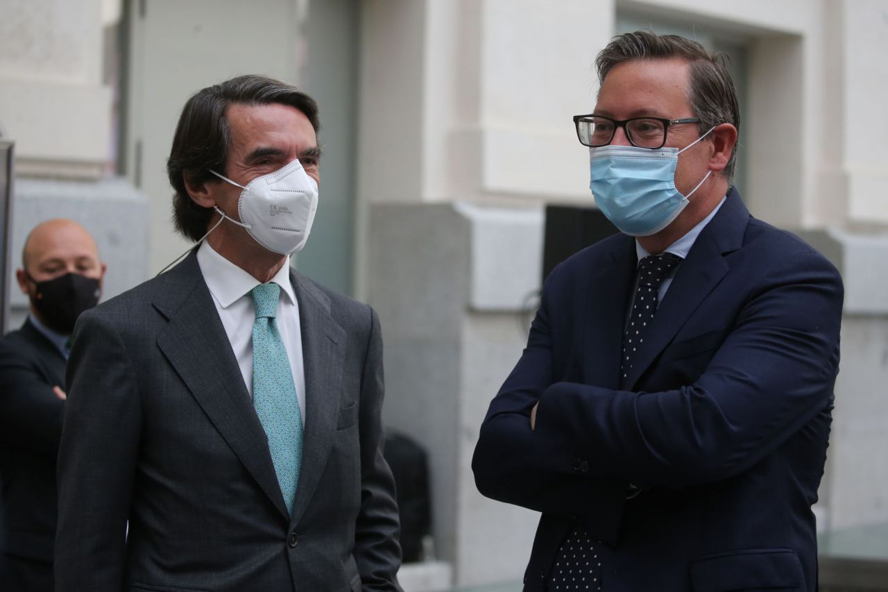 El expresidente del Gobierno y presidente del IADG, José María Aznar, conversa con el jefe de campaña de Isabel Díaz Ayuso, Alfonso Serrano, durante el acto de entrega de las Medallas de Honor, Oro y Plata del Ayuntamiento de Madrid con motivo de la festividad de San Isidro