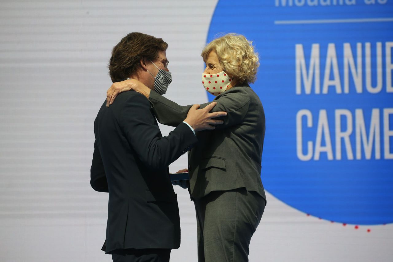 El alcalde de Madrid, José Luis Martínez-Almeida, entrega una de las Medallas de Honor, Oro y Plata del Ayuntamiento de Madrid con motivo de la festividad de San Isidro a la exalcaldesa de Madrid Manuela Carmena