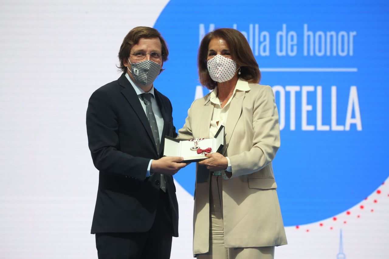El alcalde de Madrid, José Luis Martínez-Almeida, entrega una de las Medallas de Honor, Oro y Plata del Ayuntamiento de Madrid con motivo de la festividad de San Isidro a la exalcaldesa de Madrid Ana Botella