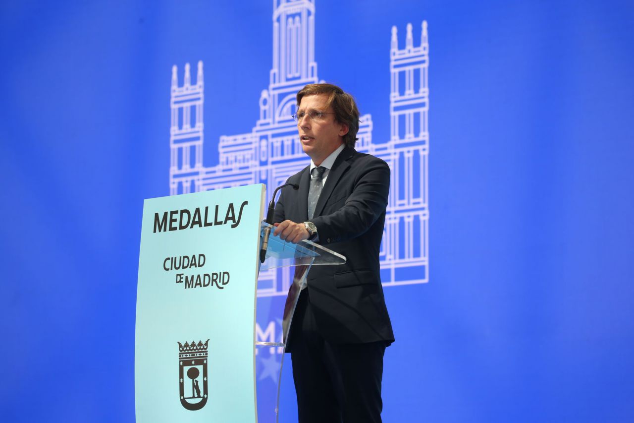 El alcalde de Madrid, José Luis Martínez-Almeida, interviene durante el acto de entrega de las Medallas de Honor, Oro y Plata del Ayuntamiento de Madrid con motivo de la festividad de San Isidro