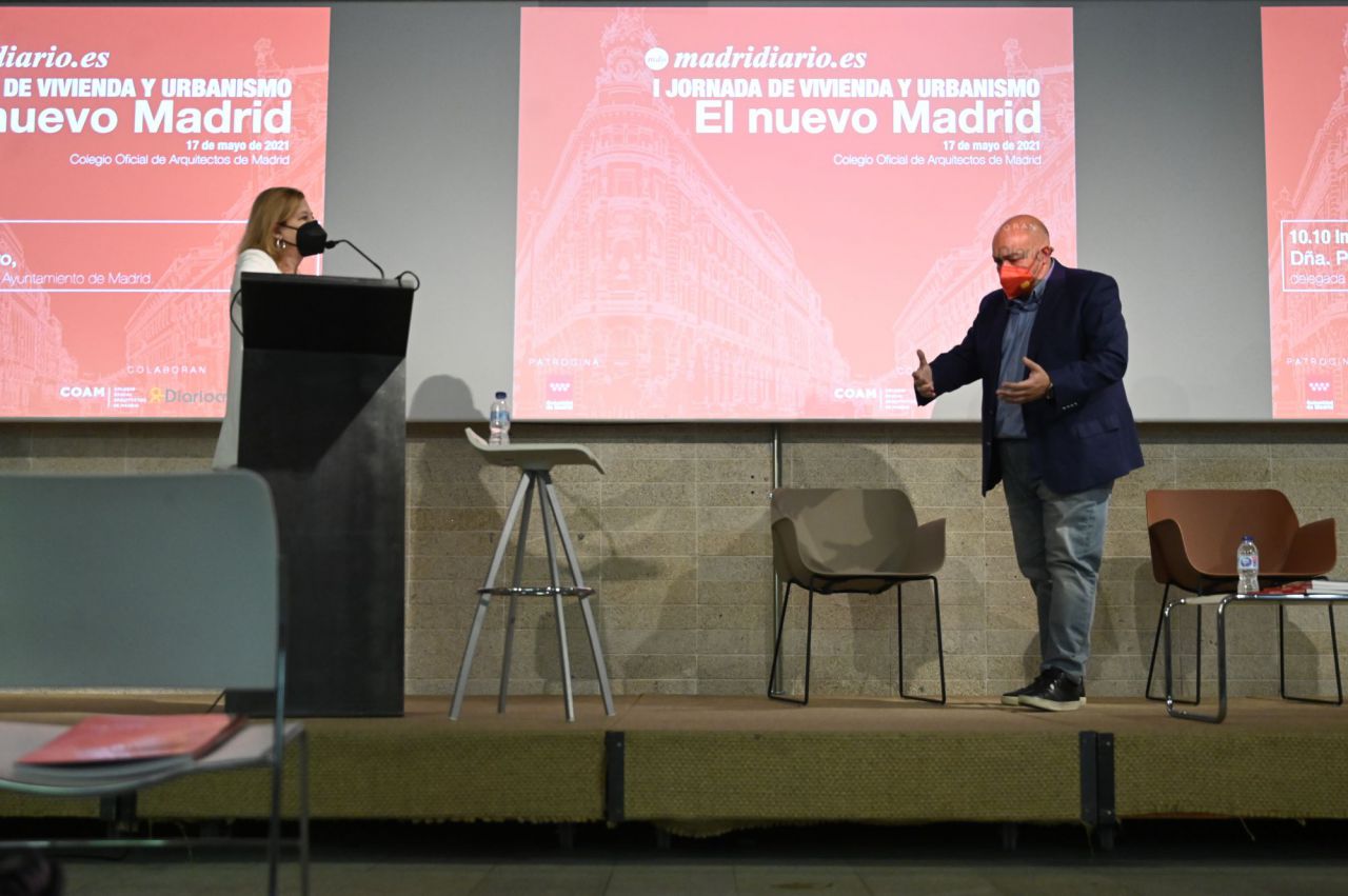 Constantino Mediavilla, presidente de Madridiario, junto a Paloma García Romero, delegada de Obras y Equipamientos del Ayuntamiento de Madrid, durante la I Jornada de vivienda y urbanismo