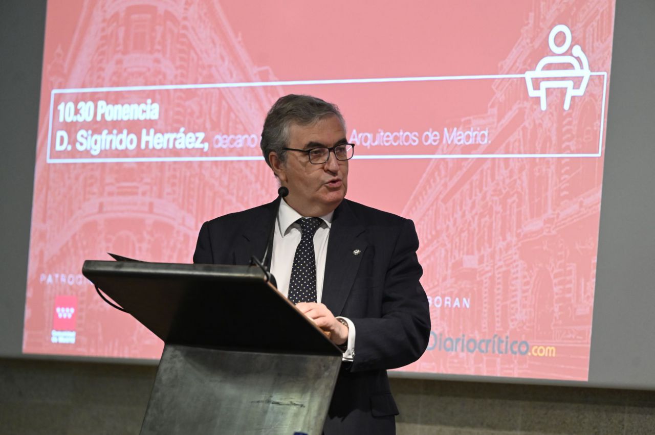 Sigfrido Herráez, decano del Colegio de Arquitectos de Madrid, durante la I Jornada de vivienda y urbanismo
