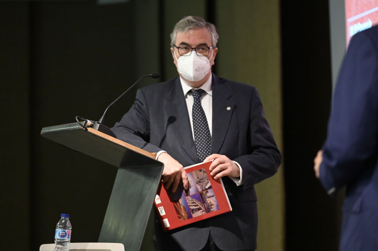 Sigfrido Herráez, decano del Colegio de Arquitectos de Madrid, durante la I Jornada de vivienda y urbanismo