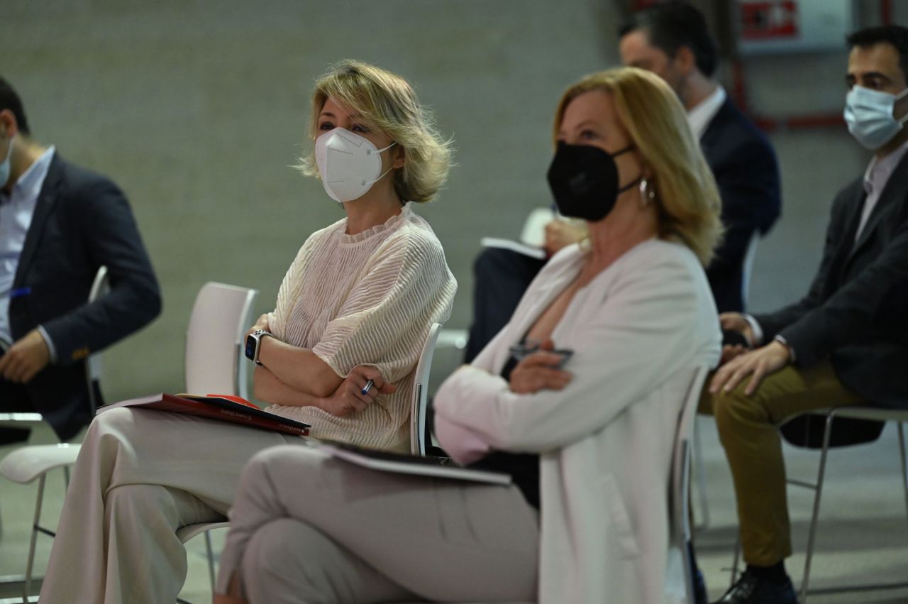 Paloma García Romero, delegada de Obras y Equipamientos del Ayuntamiento de Madrid, junto a Maria Cano, directora de Madridiario, en la I Jornada de vivienda y urbanismo