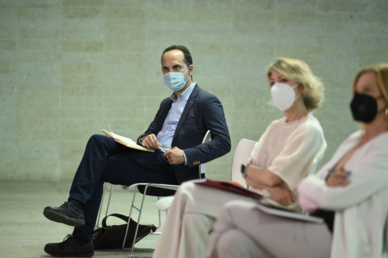 José Manuel Calvo, arquitecto y concejal del Ayuntamiento de Madrid, junto a Maria Cano, directora de Madridiario, durante la I Jornada de vivienda y urbanismo