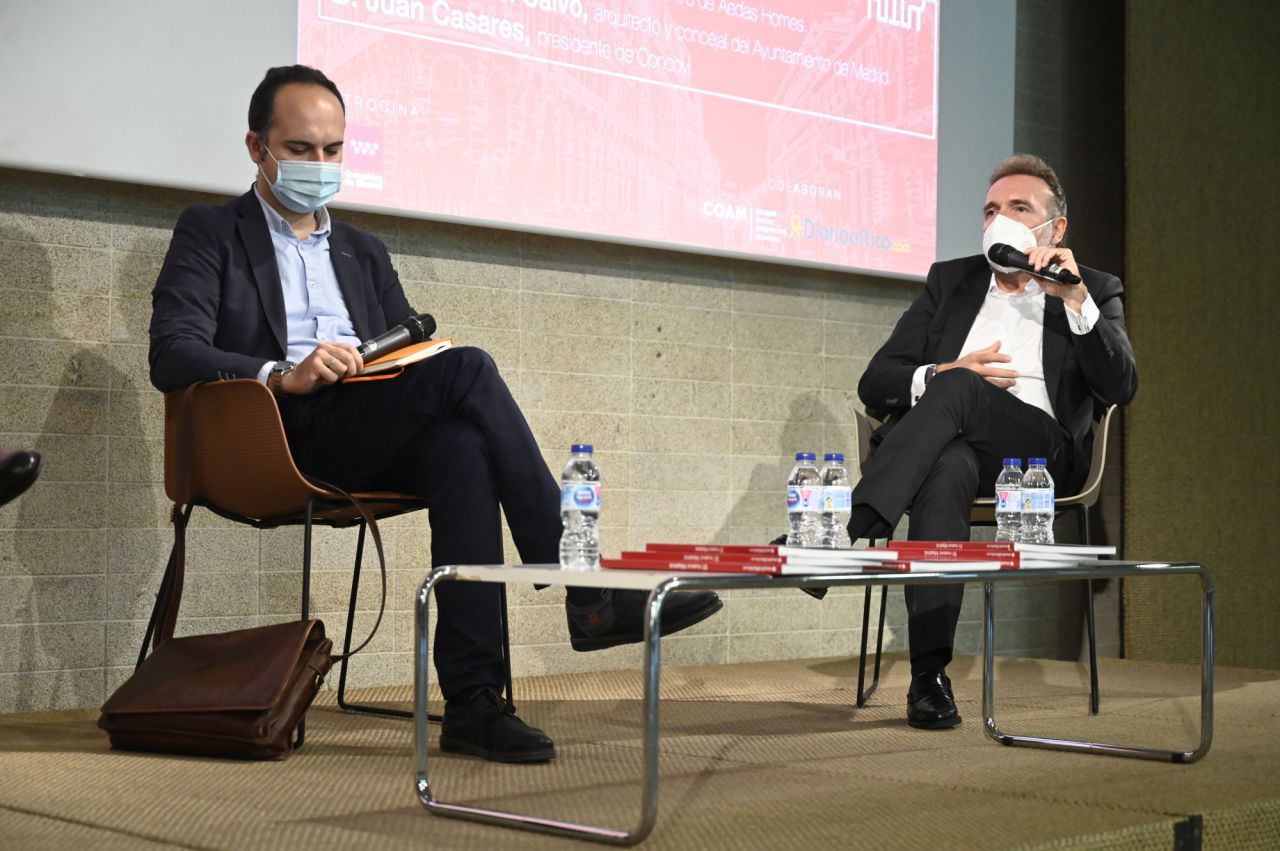 Pablo Alonso, director territorial Centro de Aedas Homes. D. José Manuel Calvo, arquitecto y concejal del Ayuntamiento de Madrid. D. Juan Casares, presidente de Concovi. durante la I Jornada de Vivienda y urbanismo