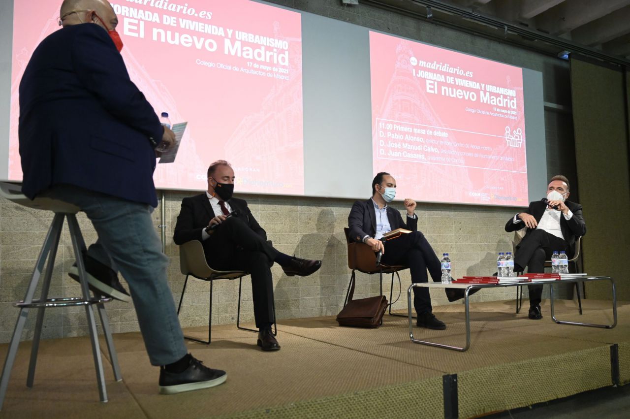 Pablo Alonso, director territorial Centro de Aedas Homes. D. José Manuel Calvo, arquitecto y concejal del Ayuntamiento de Madrid. D. Juan Casares, presidente de Concovi. durante la I Jornada de Vivienda y urbanismo