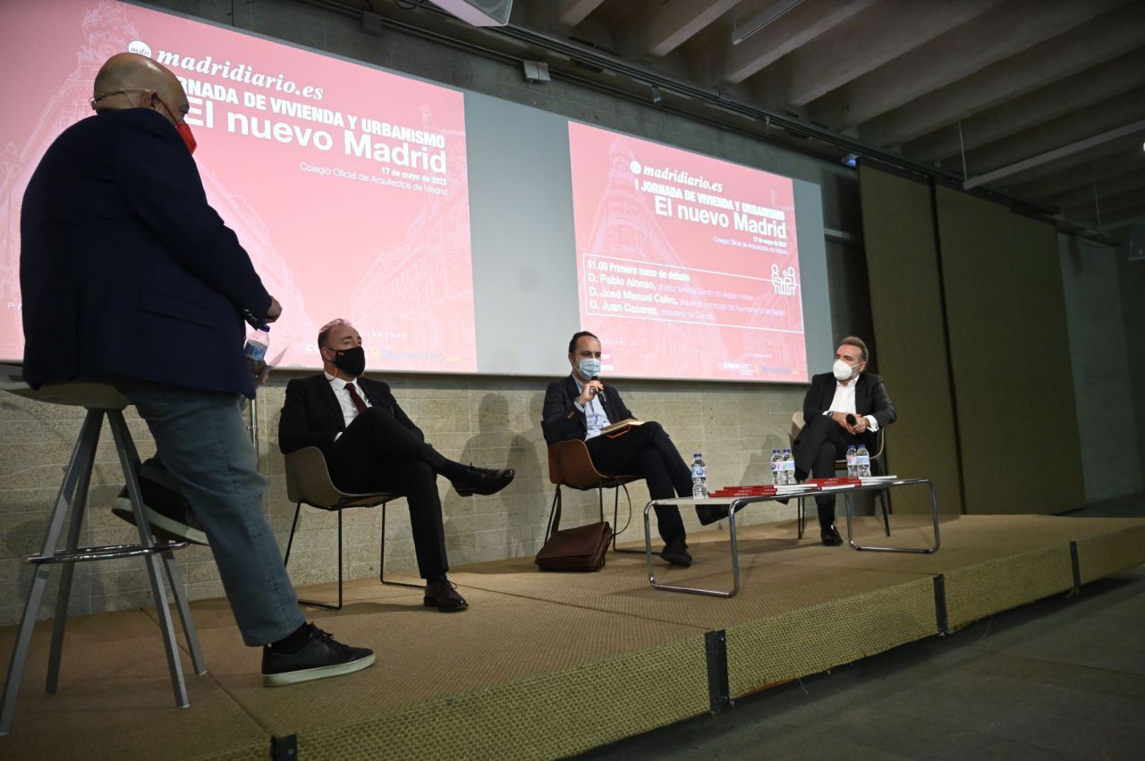 Pablo Alonso, director territorial Centro de Aedas Homes. D. José Manuel Calvo, arquitecto y concejal del Ayuntamiento de Madrid. D. Juan Casares, presidente de Concovi. durante la I Jornada de Vivienda y urbanismo