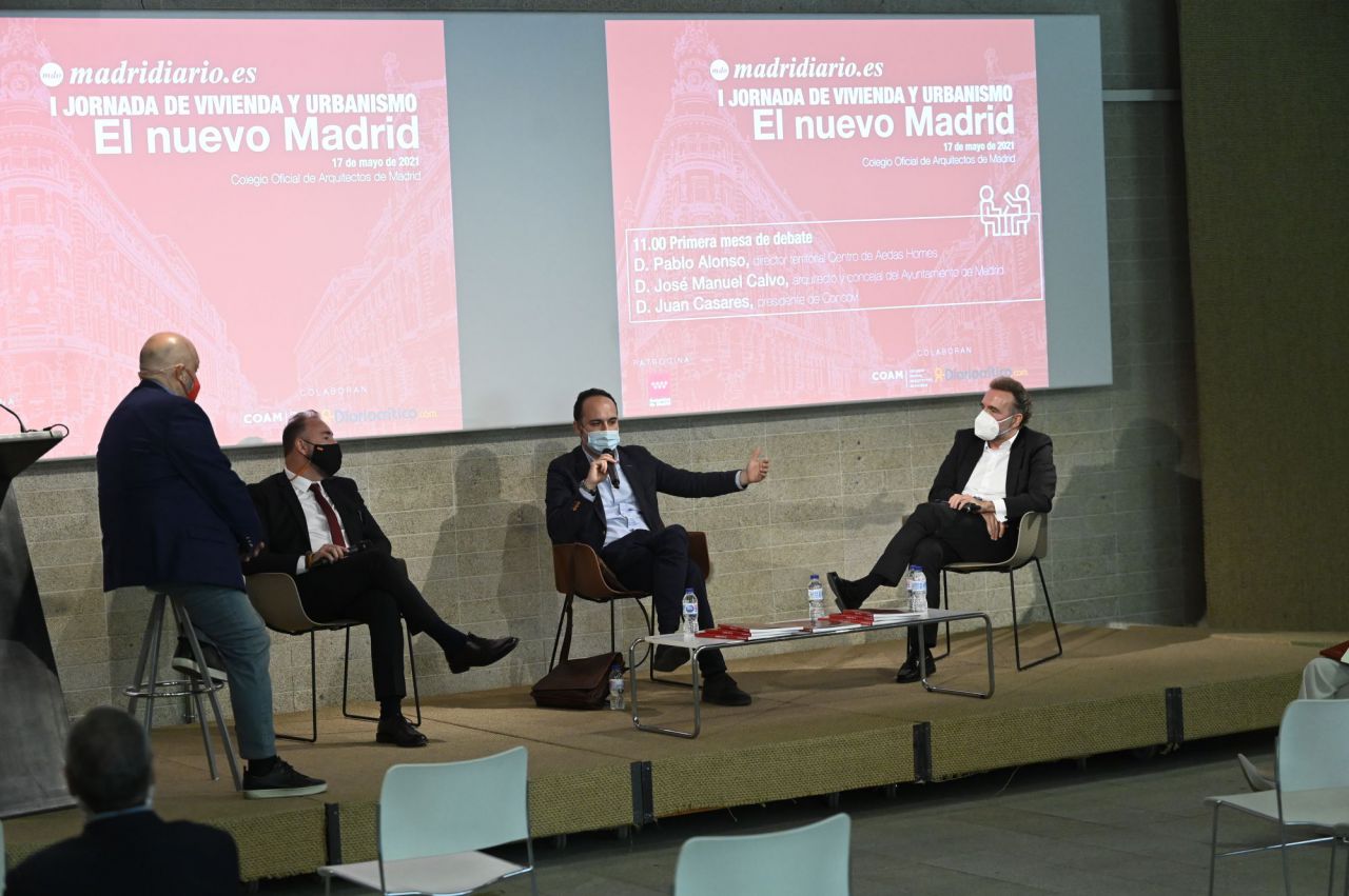 Pablo Alonso, director territorial Centro de Aedas Homes. D. José Manuel Calvo, arquitecto y concejal del Ayuntamiento de Madrid. D. Juan Casares, presidente de Concovi. durante la I Jornada de Vivienda y urbanismo