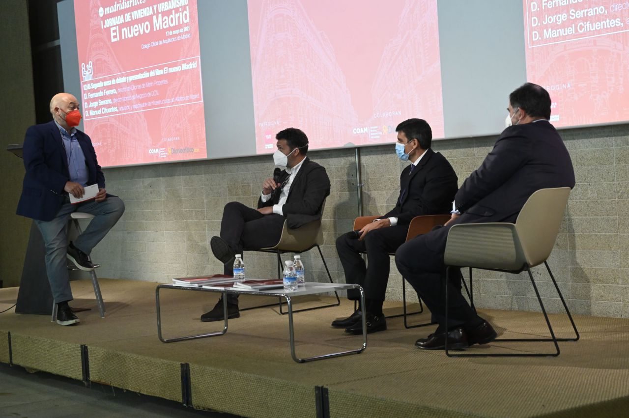 Fernando Ferrero, director de Oficinas de Merlin Properties. Jorge Serrano, director técnico de Negocio de DCN. Manuel Cifuentes, arquitecto y responsable de Infraestructuras del Atlético de Madrid, durante la I Jornada de vivienda y urbanismo