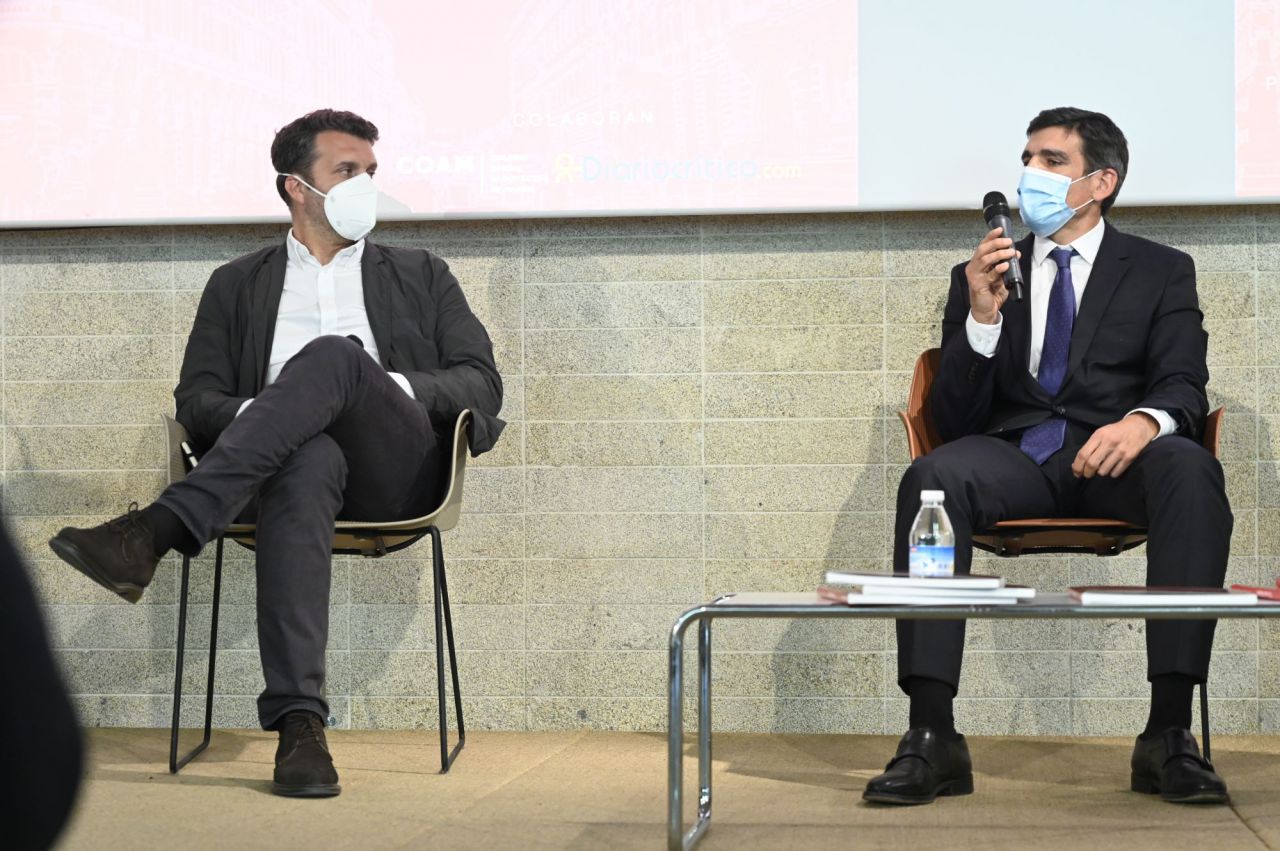 Jorge Serrano, director técnico de Negocio de DCN, junto a Manuel Cifuentes, arquitecto y responsable de Infraestructuras del Atlético de Madrid, en la I Jornada de vivienda y urbanismo